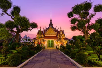 Cercles muraux Bangkok Bangkok, Thaïlande - 15 janvier 2018 : statue géante à la pagode blanche de Wat Arun Ratchawararam Ratchawaramahawihan au coucher du soleil