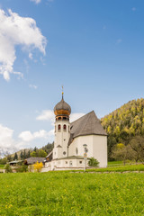 Fototapeta na wymiar Pfarrkirche in Oberau im Berchtesgadener Land an einem Tag im Frühling
