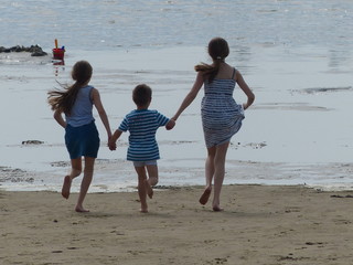 Geschwister am Strand