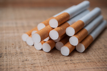 cigarettes sur table en bois 