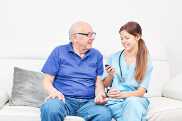 Krankenschwester beim Blutzucker messen