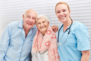 Krankenschwester und glückliche Senioren Paar