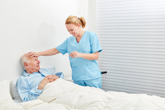 Krankenschwester beim Fieber messen
