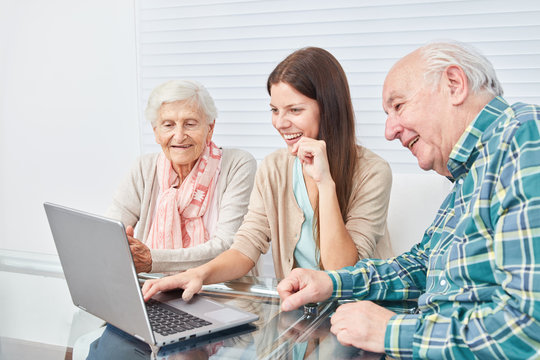 Senioren Paar macht einen Computerkurs
