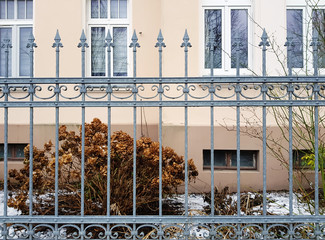 Eisenzaun als Schutz für Haus und Garten