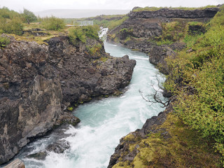 Hraunfossar &ndash; Wasserf&auml;lle des Flusses Hv&iacute;t&aacute; in der N&auml;he der Orte un Reykholt im Westen Island 
