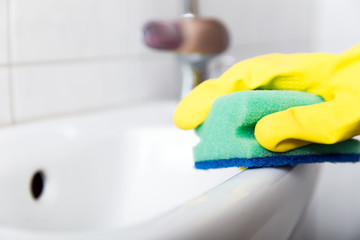 Waschbecken im Bad reinigen und putzen