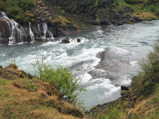 Hraunfossar &ndash; Wasserf&auml;lle des Flusses Hv&iacute;t&aacute; in der N&auml;he der Orte un Reykholt im Westen Island 
