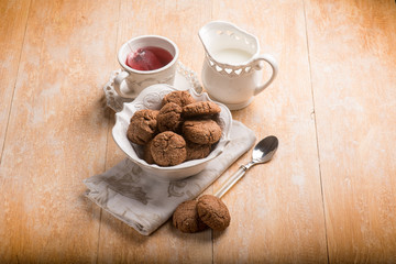 tea brekfast with cinnamon and cocoa cookies