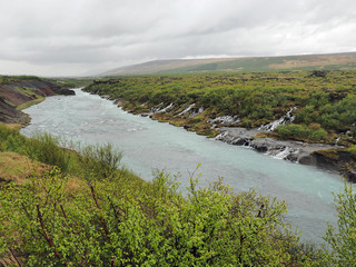 Hraunfossar – Wasserfälle des Flusses Hvítá in der Nähe der Orte un Reykholt im Westen Island...