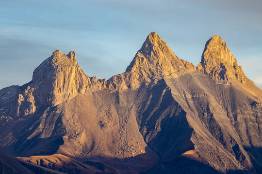 Les Aiguilles d'Arves, de gauche &agrave; doite  l'Aiguille Septentrionale ou T&ecirc;te de Chat (3364 m), Centrale (3513 m), M&eacute;ridionale (3514 m), Savoie
