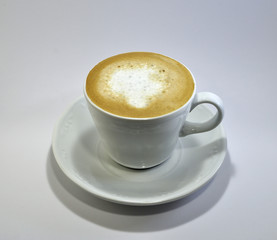 Cafe con leche en taza blanca