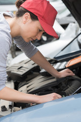 Obraz na płótnie Canvas female car mechanic in auto repair service