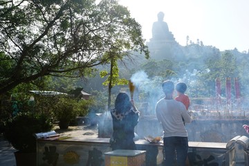 Familie in Tian Tan Kloster Tempel in Lantau in Hong Kong in China 
