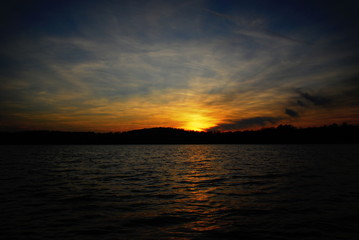 Obraz premium zachód słońca nad jeziorem warmia