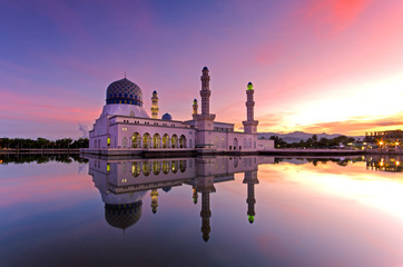 Fototapeta na wymiar Beautiful sunrise over Kota Kinabalu city floating mosque. The mosque is one of the most popular landmark destination in Sabah Borneo, Malaysia.