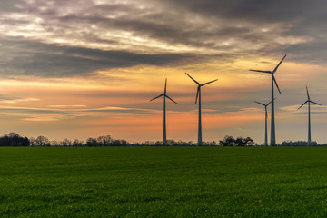 Windenergieanlagen im Sonnenuntergang