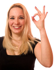 Attraktive junge Frau zeigt ok 