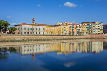 Obraz premium Picturesque Arno River embankment with colorful old houses in Pisa. Pisa, Tuscany, Italy, Europe.