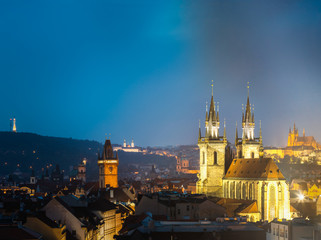 Obraz premium Nocna panorama Praga, Republika Czeska. Ratusz, kościół św