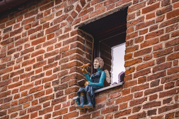 Fototapeta na wymiar beautiful figures in the windows of houses in the city of torun