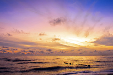 Obraz premium Beautiful sunset over the sea on a long exposure
