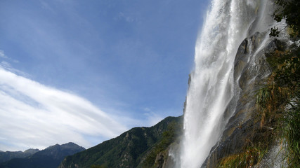 Obraz premium Cascata su panorama delle Alpi Italiane