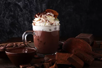 Keuken foto achterwand Chocolade Warme chocolademelk of koffie met slagroom in glas