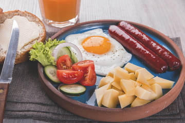 fried egg with sausages raw salad