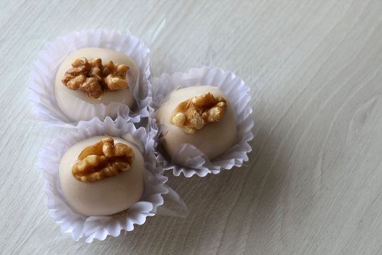 Camafeu, a candy made with Pecan nuts, condensed milk and sugar. Delicious, delicate, tasty delicacies served in birthday parties, weddings, holidays, Valentine's day. Fine treats beautifully set.