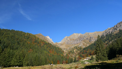 Panorama di alta montagna in autunno