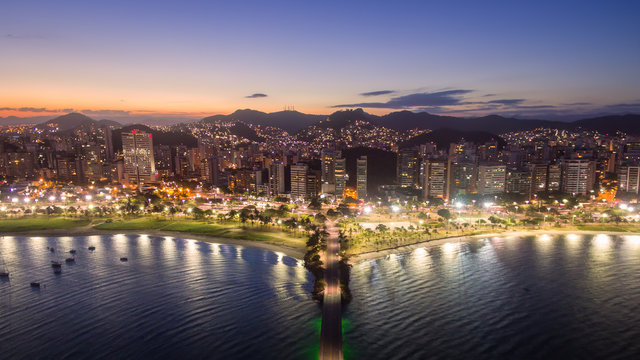 Praia do Canto iluminada no in&iacute;cio da noite. Vit&oacute;ria, Esp&iacute;rito Santo, Brasil.