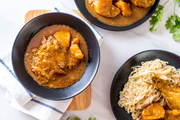 Chicken Massaman Curry Paste with Noodle