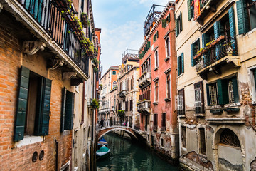 Fototapeta na wymiar View of the beautiful small canals in Venice