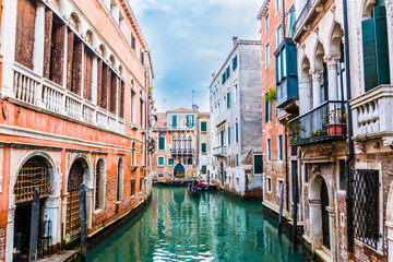 Fototapeta na wymiar View of the beautiful small canals in Venice
