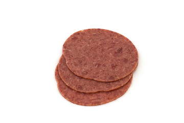 drei scheiben corned beef auf einem weißen hintergrund