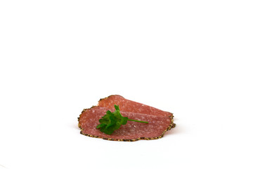 drei pfeffersalami scheiben auf einem weißen hintergrund