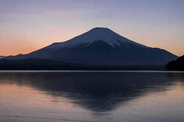 厳冬期の富士山と山中湖