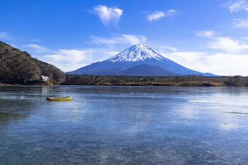 結氷した精進湖と富士山