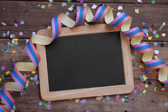 Kreidetafel mit Konfetti und Luftschlange Karneval K&ouml;lle Alaaf Weiberfastnacht Rosenmontag Aschermittwoch