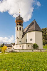Pfarrkirche in Oberau im Berchtesgadener Land an einem Tag im Frühling