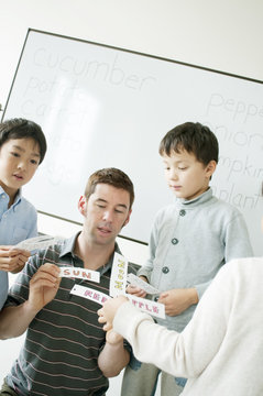 英語の勉強をする小学生と外国人教師