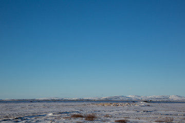 Blauer Himmel über dem winterlichen Island