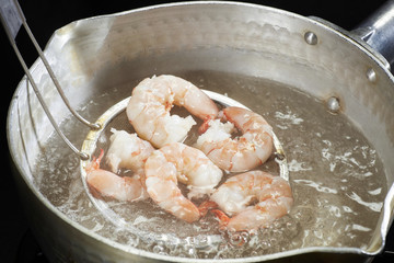 茹でたエビ