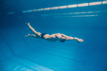 underwater picture of male swimmer swimming i swimming pool