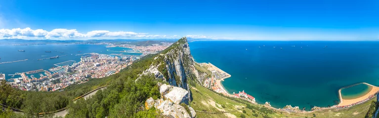 Rolgordijnen Panorama van de top van Gibraltar Rock, in het natuurreservaat Upper Rock: aan de linkerkant de stad en de baai van Gibraltar, de stad La Linea in Spanje aan het uiteinde, de Middellandse Zee aan de rechterkant. Verenigd Koninkrijk, Europa. © bennymarty