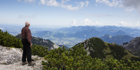 Naklejka na ściany i meble Mann steht auf Aussichtsplattform des Wendelstein 1838m, Mangfallgebirge, Ausblick Richtung Chiemgau, Bayrische Alpen, Oberbayern, Bayern, Deutschland, Europa