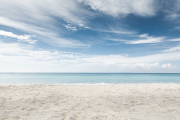 Blick auf den schönen tropischen Strand mit weißem Sand
