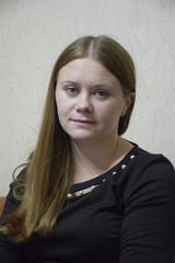 портрет молодой,кавказской,женщины с распущенными...
