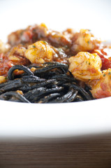 Spaghetti negro con salteado de gambas